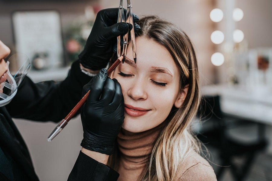 zona de aplicación cejas micropigmentación